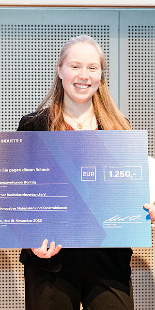 Anna Fautz (links) belegte den zweiten Platz in der Kategorie Innovative Materialien und Konstruktion. Foto: Daniel Schwaiger, Bayerischer Bauindustrieverband e.V.