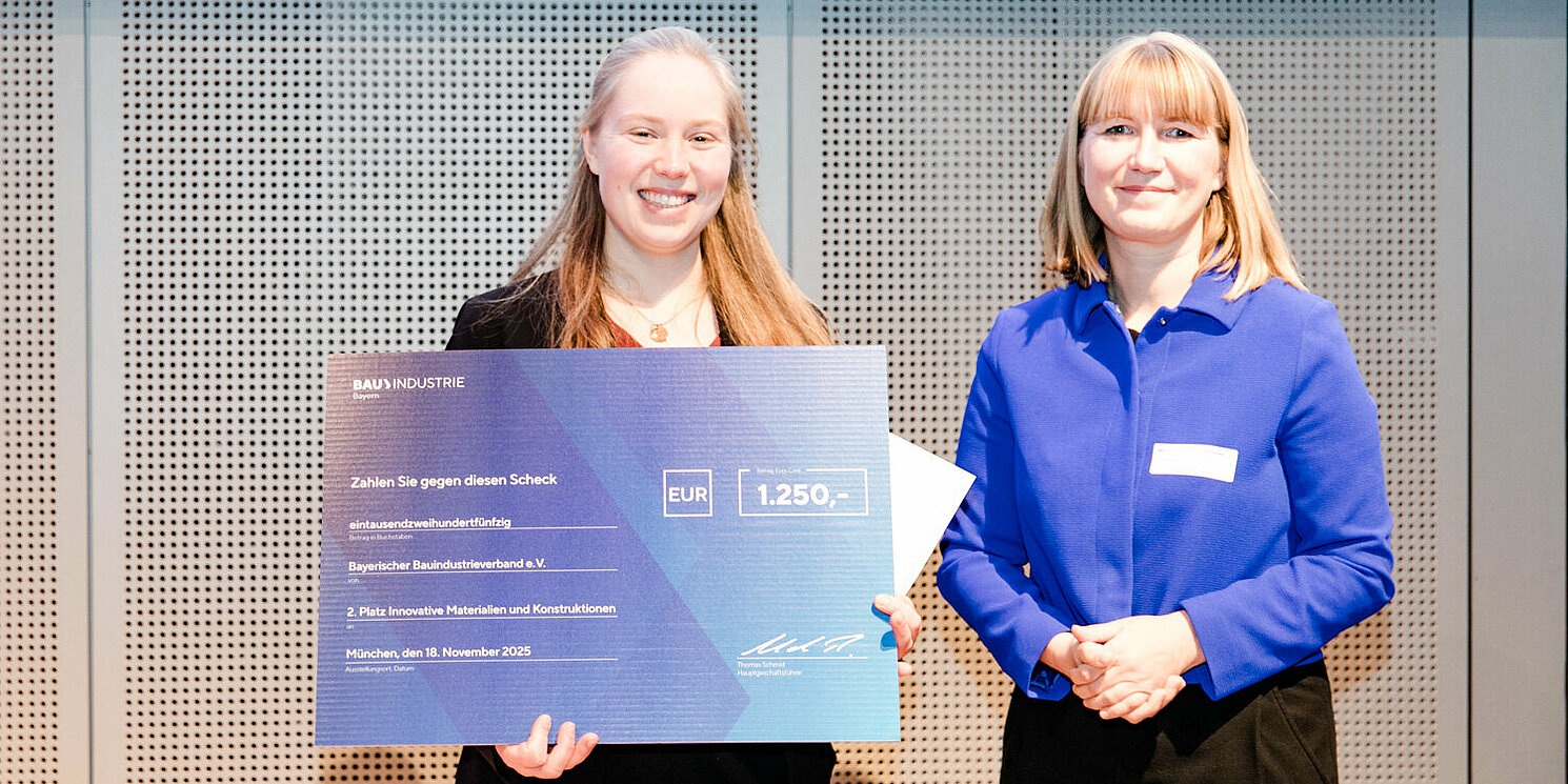Anna Fautz (links) belegte den zweiten Platz in der Kategorie Innovative Materialien und Konstruktion. Foto: Daniel Schwaiger, Bayerischer Bauindustrieverband e.V.
