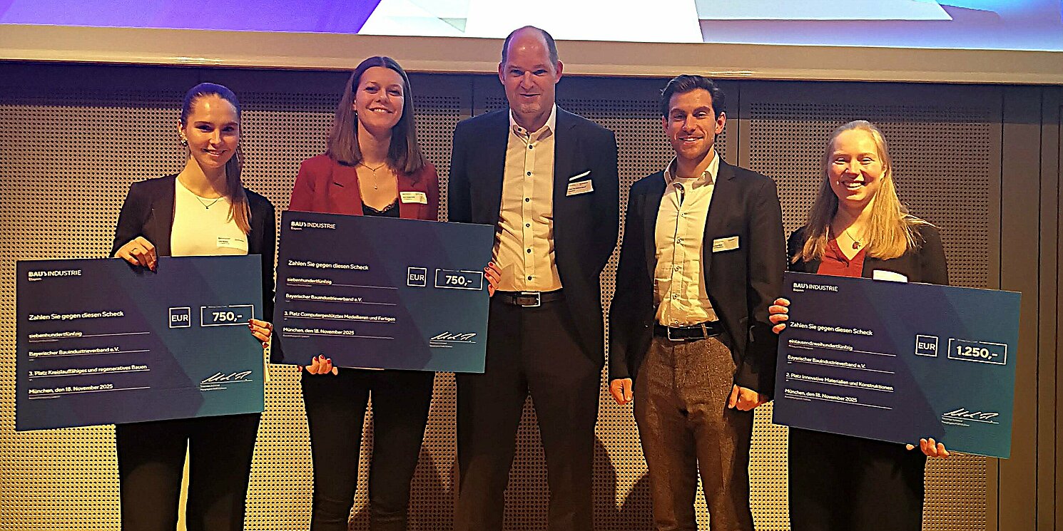 Die Delegation der OTH Regensburg durfte sich über gleich vier Preise freuen. Von links: Julia Sinning, Karin Daubenmerkl, Prof. Andreas Appelt, Michael Ried in Vertretung von Ida Pilhöfer, Anna Fautz. Foto: Sinning