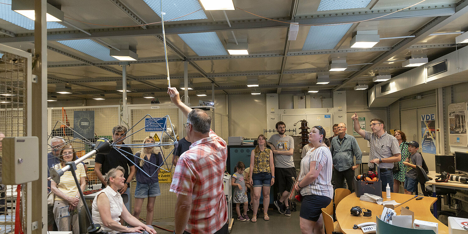 „Hoch-spannende“ Führungen: Die Besucher nutzten die Chance, Einblick in die Labore und Forschungsarbeit an der OTH Regensburg zu bekommen. Foto: OTH Regensburg/Florian Hammerich