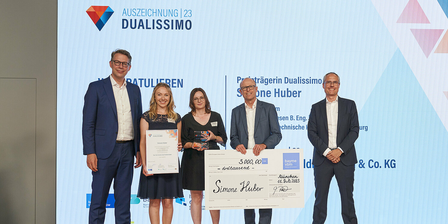 Simone Huber (2. v.l.) wurde in München mit dem Dualissimo-Award ausgezeichnet.Foto: BayZiel-hochschule dual/Julia Bergmeister