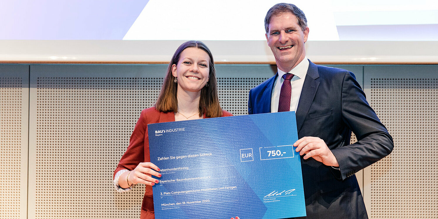 Karin Daubenmerkl (links) belegte den 3. Platz in der Kategorie Computergestütztes Modellieren und Fertigen. Foto: Daniel Schwaiger, Bayerischer Bauindustrieverband e.V.