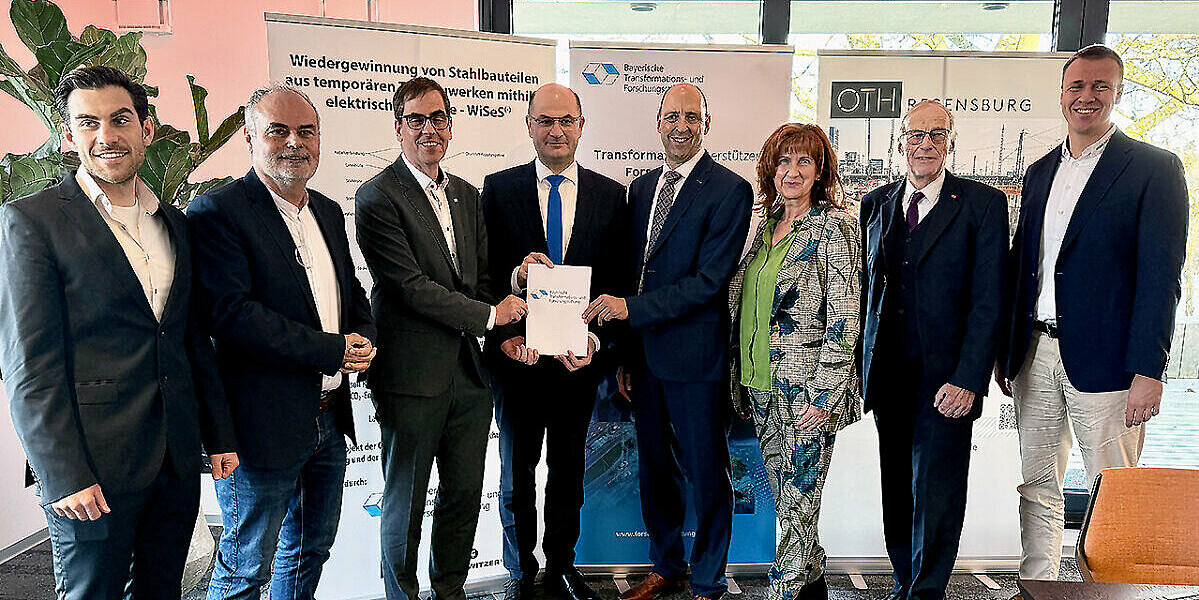 Finanzminister Albert Füracker (4. von links) überreichte den Förderbescheider in der Firmenzentrale der Harald Gollwitzer GmbH. Foto: Jürgen Herda