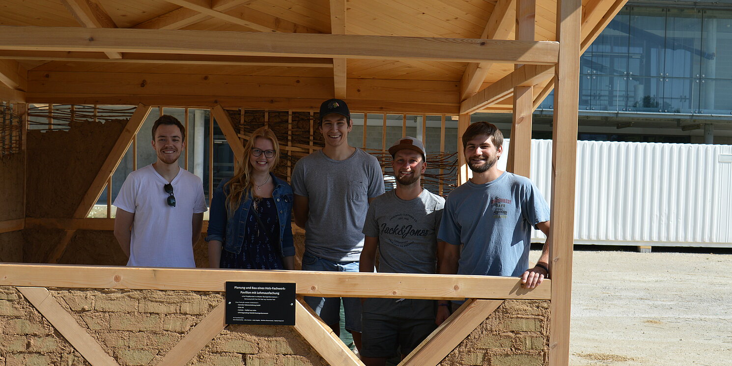 Fünf Studierende des Masters Bauingenieurwesen haben den Lehmbaupavillon innerhalb eines Jahres geplant und gebaut. Foto: Tanja Rexhepaj/OTH Regensburg