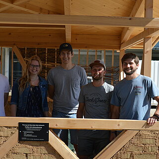 Fünf Studierende des Masters Bauingenieurwesen haben den Lehmbaupavillon innerhalb eines Jahres geplant und gebaut. Foto: Tanja Rexhepaj/OTH Regensburg