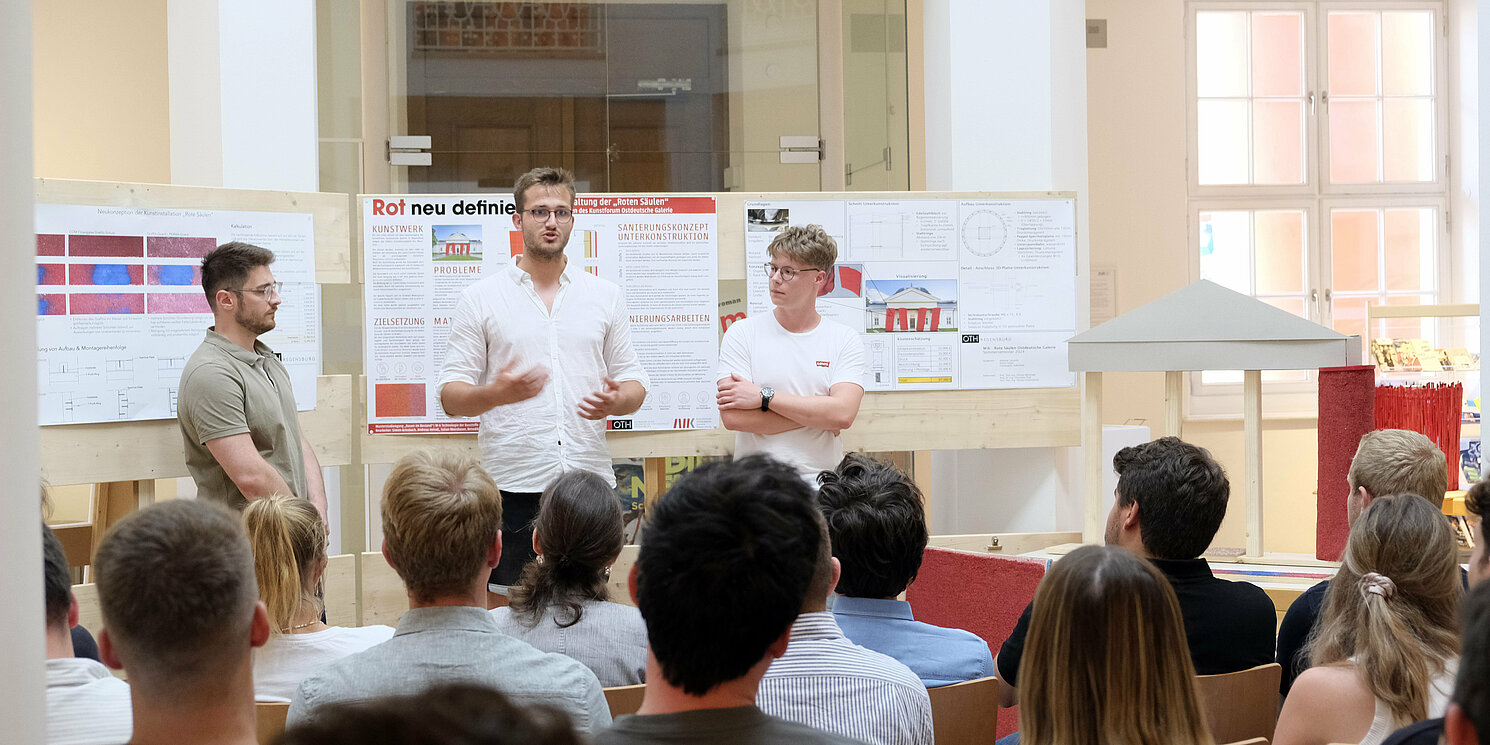 Studierende präsentieren ihre Arbeit