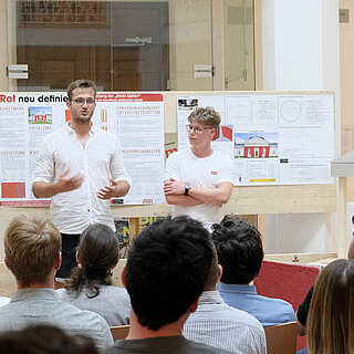 Studierende präsentieren ihre Arbeit