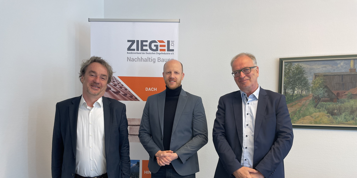 Zur Unterzeichnung der Vereinbarung kamen in der BVZi-Geschäftsstelle (v.l.) Prof. Dr. Detleff Schermer, Attila Gerhäuser (BVZi)  und Dr. Udo Meyer (BVZi) zusammen.