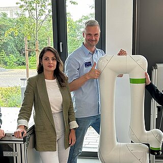 Das Team um Prof. Dr. Thomas Linner (rechts) arbeitet und forscht im Building Lab mit dem neuen FANUC-Roboter. Foto: OTH Regensburg