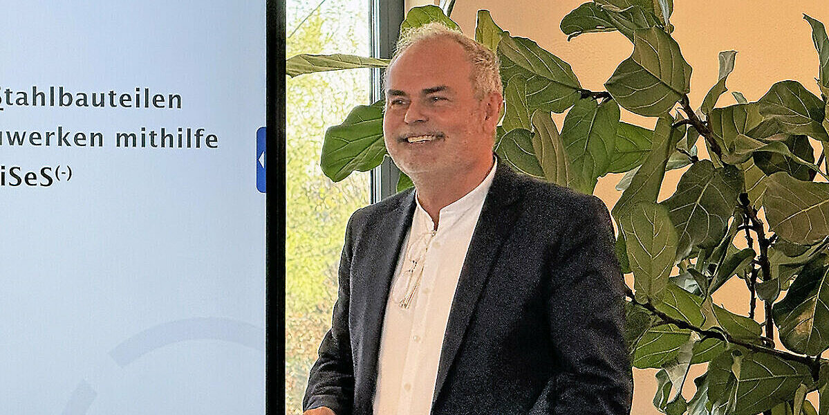 Prof. Dr. Thomas Neidhart, der mit seinem Team um Michael Ried und Louis Zrenner seit Jahren zu elektrokinetischen Prozessen an der OTH Regensburg forscht, präsentiert die Versuchsreihen des WiSeS-Projekts. Foto: Jürgen Herda